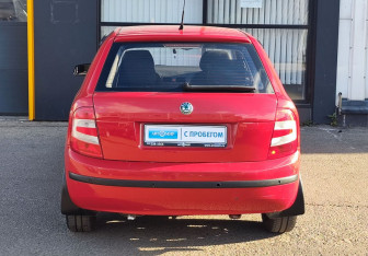 Подержанный автомобиль Skoda Fabia Hatchback 2004 года (6 фото)