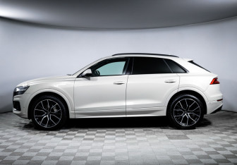 Подержанный автомобиль Audi Q8 2022 года (8 фото)