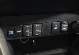 Подержанный автомобиль Toyota RAV4 2015 года (14 фото)