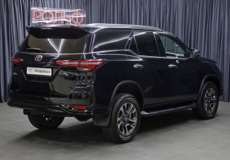 Подержанный автомобиль Toyota Fortuner 2022 года (5 фото)