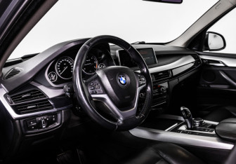 Подержанный автомобиль BMW X5 2015 года (11 фото)