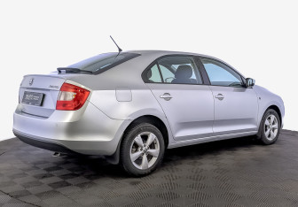 Подержанный автомобиль Skoda Rapid Liftback 2015 года (5 фото)