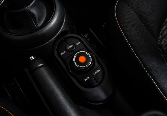 Подержанный автомобиль MINI Hatch 2019 года (16 фото)