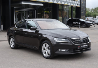 Подержанный автомобиль Skoda Superb Liftback 2015 года (3 фото)