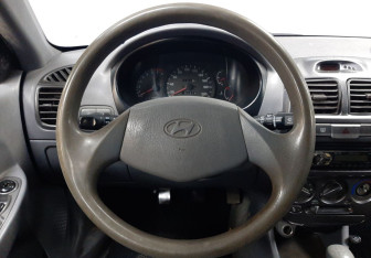 Подержанный автомобиль Hyundai Accent Sedan 2005 года (16 фото)