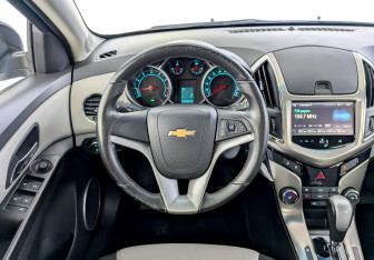 Подержанный автомобиль Chevrolet Cruze Hatchback 2015 года (21 фото)