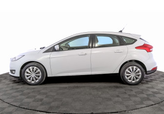 Подержанный автомобиль Ford Focus Hatchback 2017 года (8 фото)