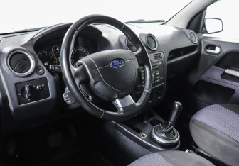 Подержанный автомобиль Ford Fusion 2007 года (9 фото)