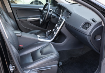 Подержанный автомобиль Volvo S60 2016 года (11 фото)