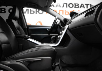 Подержанный автомобиль Volvo XC70 2014 года (27 фото)