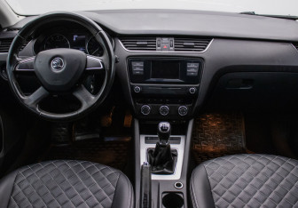 Подержанный автомобиль Skoda Octavia Liftback 2013 года (13 фото)