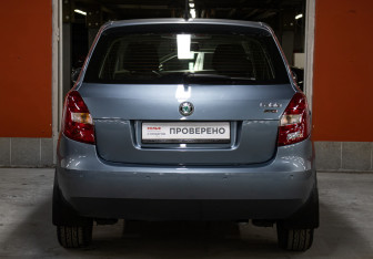Подержанный автомобиль Skoda Fabia Hatchback 2011 года (6 фото)
