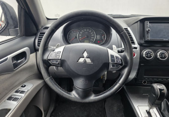 Подержанный автомобиль Mitsubishi Pajero Sport 2014 года (12 фото)