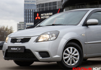 Подержанный автомобиль Kia Rio Hatchback 2010 года (19 фото)