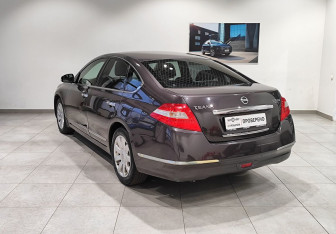 Подержанный автомобиль Nissan Teana 2009 года (7 фото)