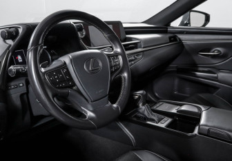 Подержанный автомобиль Lexus ES 2019 года (14 фото)