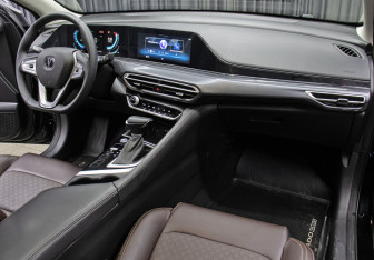 Подержанный автомобиль Changan Eado Plus 2023 года (11 фото)