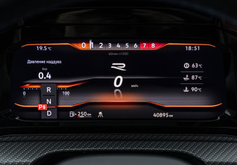 Подержанный автомобиль Volkswagen Golf R Hatchback 2021 года (14 фото)