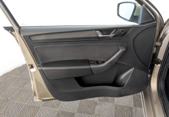 Подержанный автомобиль Skoda Rapid Liftback 2021 года (19 фото)