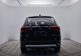 Подержанный автомобиль Mitsubishi Outlander 2017 года (6 фото)
