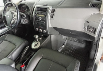 Подержанный автомобиль Nissan X-Trail 2008 года (11 фото)