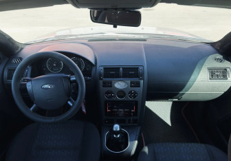 Подержанный автомобиль Ford Mondeo Liftback 2001 года (11 фото)