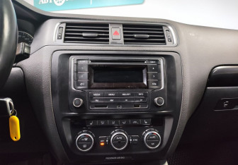 Подержанный автомобиль Volkswagen Jetta Sedan 2013 года (17 фото)