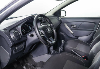 Подержанный автомобиль Renault Sandero 2018 года (10 фото)