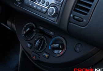 Подержанный автомобиль Nissan Note 2010 года (13 фото)