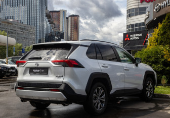 Подержанный автомобиль Toyota RAV4 2024 года (4 фото)