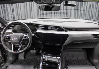 Подержанный автомобиль Audi e-tron Sportback 2021 года (14 фото)