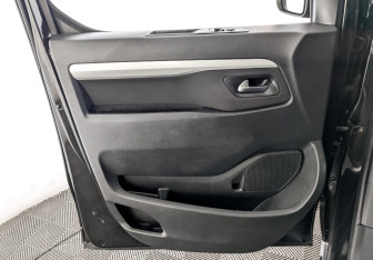 Подержанный автомобиль Peugeot Traveller 2021 года (20 фото)