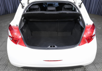 Подержанный автомобиль Peugeot 208 2013 года (10 фото)