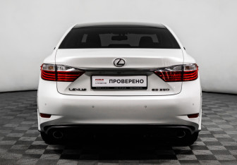 Подержанный автомобиль Lexus ES 2015 года (6 фото)