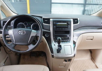 Подержанный автомобиль Toyota Alphard 2012 года (15 фото)