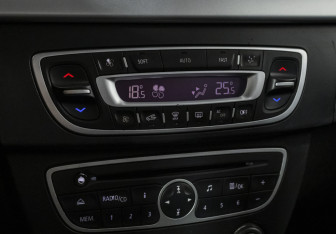 Подержанный автомобиль Renault Fluence 2011 года (13 фото)