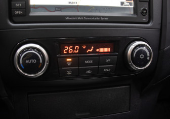Подержанный автомобиль Mitsubishi Pajero 2011 года (21 фото)