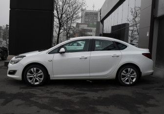 Подержанный автомобиль Opel Astra Sedan 2015 года (8 фото)