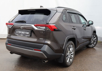 Подержанный автомобиль Toyota RAV4 2021 года (4 фото)