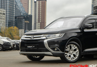 Подержанный автомобиль Mitsubishi Outlander 2015 года (15 фото)