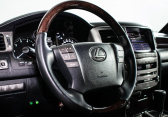 Подержанный автомобиль Lexus LX 2012 года (15 фото)