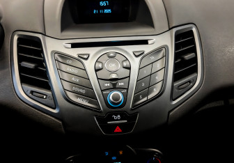 Подержанный автомобиль Ford Fiesta Sedan 2016 года (15 фото)