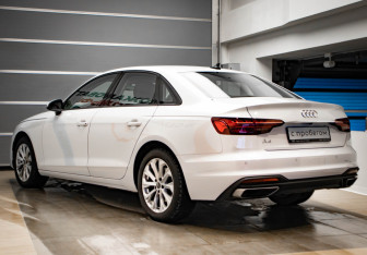 Подержанный автомобиль Audi A4 Sedan 2021 года (6 фото)