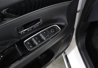 Подержанный автомобиль Mitsubishi Outlander 2022 года (16 фото)