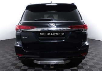 Подержанный автомобиль Toyota Fortuner 2017 года (6 фото)