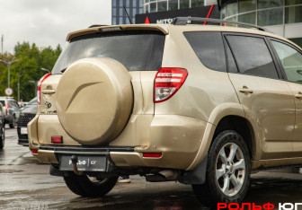 Подержанный автомобиль Toyota RAV4 2011 года (18 фото)