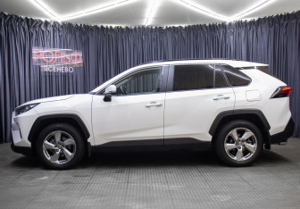 Подержанный автомобиль Toyota RAV4 2021 года (8 фото)