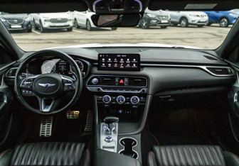 Подержанный автомобиль Genesis G70 2021 года (15 фото)