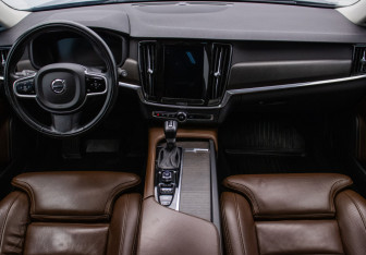 Подержанный автомобиль Volvo V90 Cross Country 2017 года (13 фото)