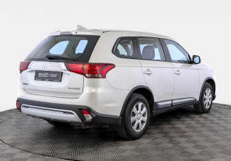 Подержанный автомобиль Mitsubishi Outlander 2019 года (5 фото)